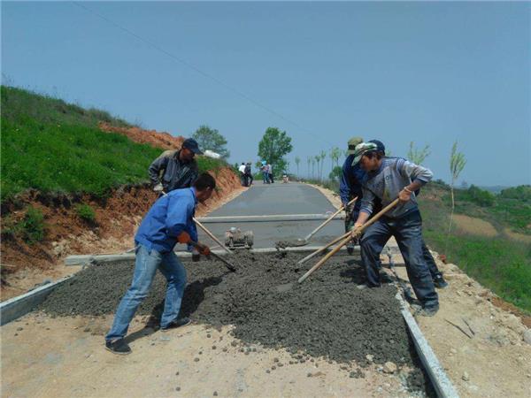 农村公路修建现场