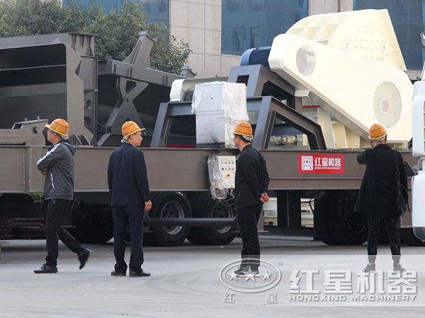移动式建筑垃圾处理设备用户参观厂区实拍