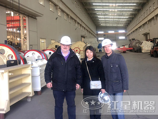 红星服务人员带沸石破碎机用户参观厂区留念