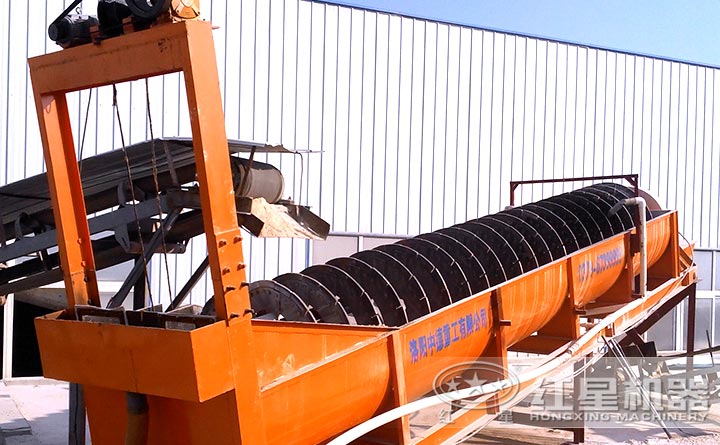 时产100-120吨的螺旋洗砂机设备生产现场