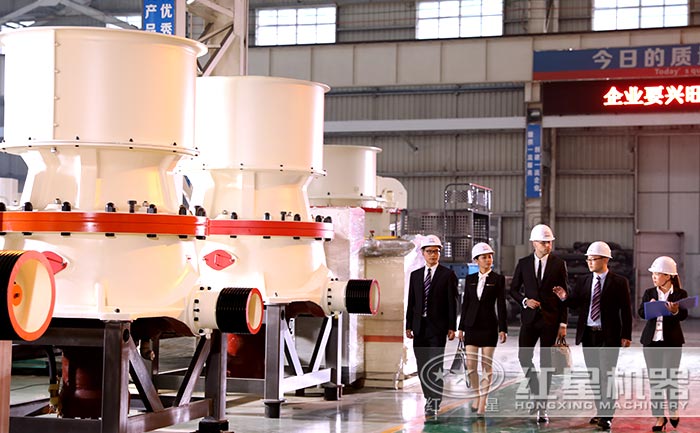 红星工程师带用户参观圆锥破碎机厂区