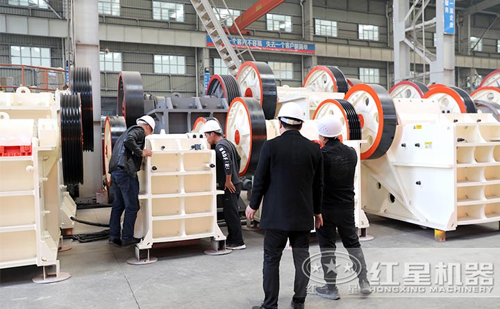 用户参观建筑肥料破碎机厂区