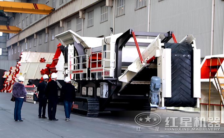 用户正在考察红星机器建筑垃圾移动破碎机厂区