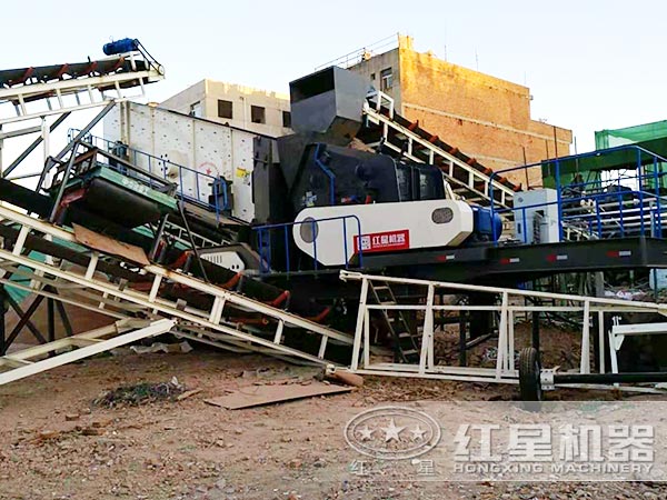 建筑垃圾移动破碎站现场