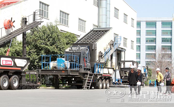 用户考察红星每小时300吨流动石子破碎机厂区