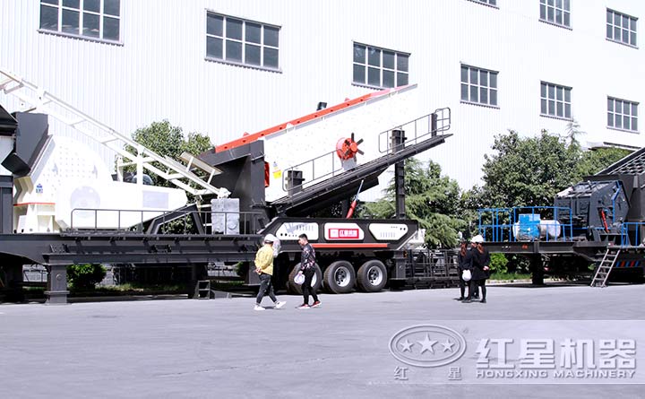 红星移动制沙设备厂区，客户参观中