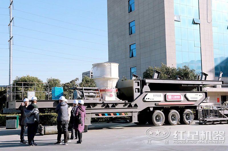 红星客户到厂近距离参观考察移动式破碎站